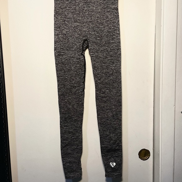 NEW Women’s Best Seamless Grey Marled Leggings! ✨ - Picture 4 of 7